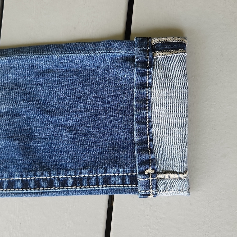 Miss Me Cuffed Capri Medium Wash - Picture 6 of 11